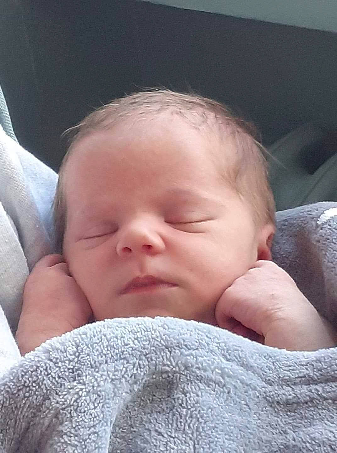 Klara participe au concours pour gagner de l'argent avec cette photo : baby, beauty, birth, cheek, child, chin, electronic_device, eye, face, finger, forehead, hand, head, lip, mouth, nap, nose, person, skin, sleep