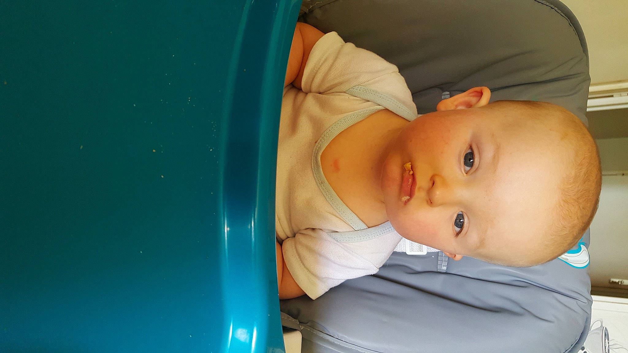 Livio participe au concours pour gagner de l'argent avec cette photo : baby, baby_products, baby_toddler_clothing, cheek, child, chin, comfort, electric_blue, eye, facial_expression, fun, hat, leisure, nose, person, skin, sleeve, t_shirt, textile, toddler