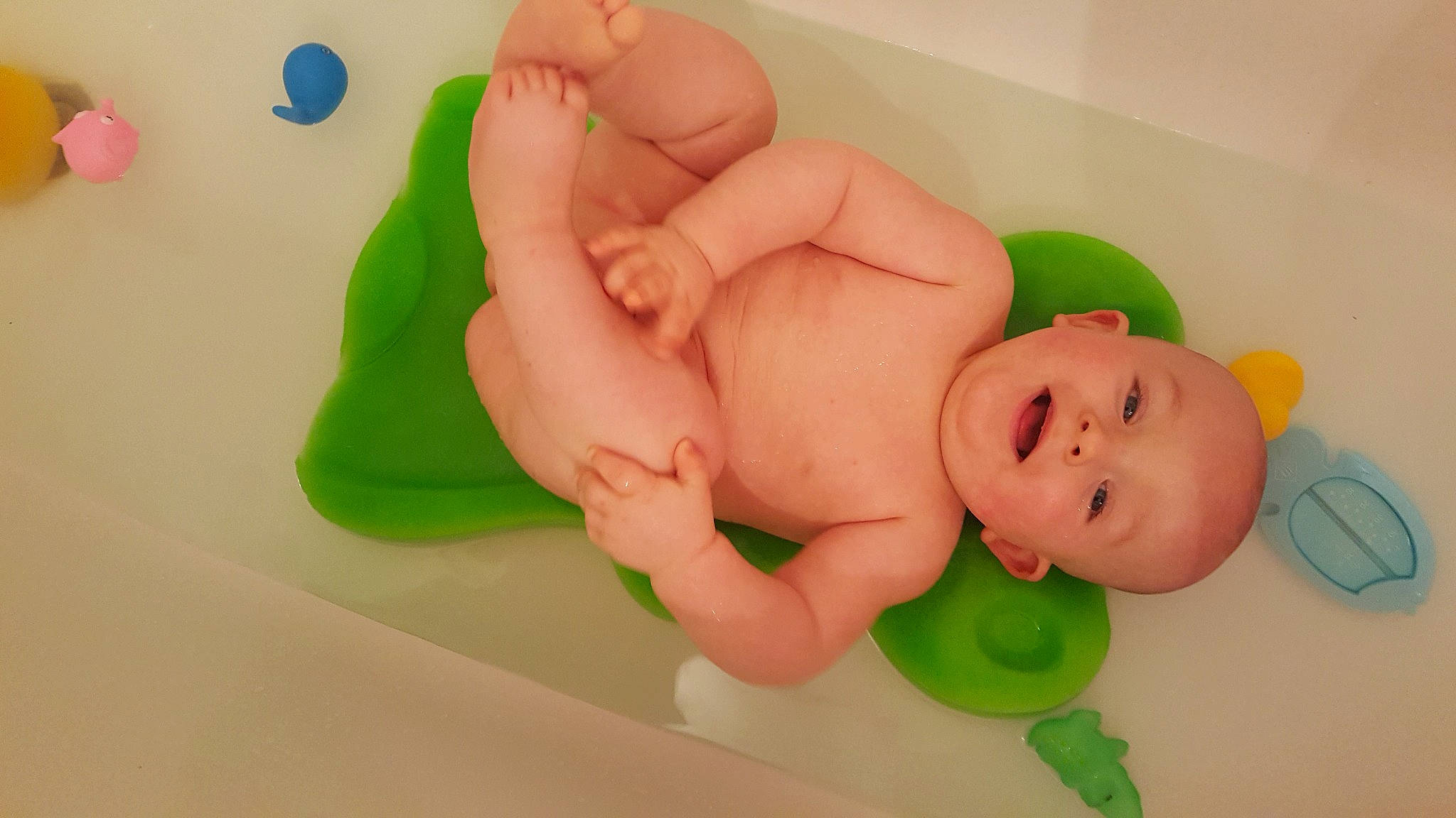 Livio participe au concours pour gagner de l'argent avec cette photo : baby, baby_bathing, baby_playing_with_toys, baby_products, baby_toddler_clothing, bathing, child, finger, foot, fun, gesture, hand, happy, nail, person, play, room, skin, stomach, thumb