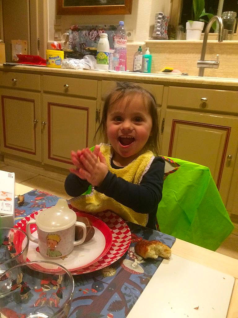 Alice a rejoint le concours — aidez-le/la à gagner de superbes lots ! baked_goods, baking, breakfast, brunch, cake, child, cooking, cuisine, dessert, dish, eating, food, lunch, meal, person, play, supper, table, toddler