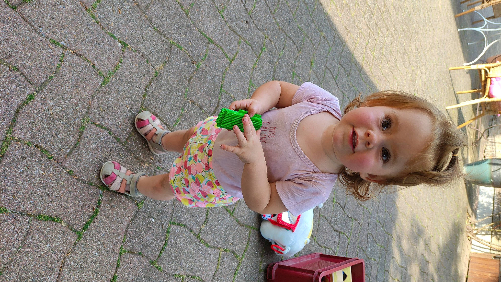 Jade a rejoint le concours — aidez-le/la à gagner de superbes lots ! baby, baby_toddler_clothing, child, dress, face, fawn, foot, fun, grass, human_leg, joint, joy, leg, people_in_nature, person, sidewalk, sitting, skin, smile, thigh