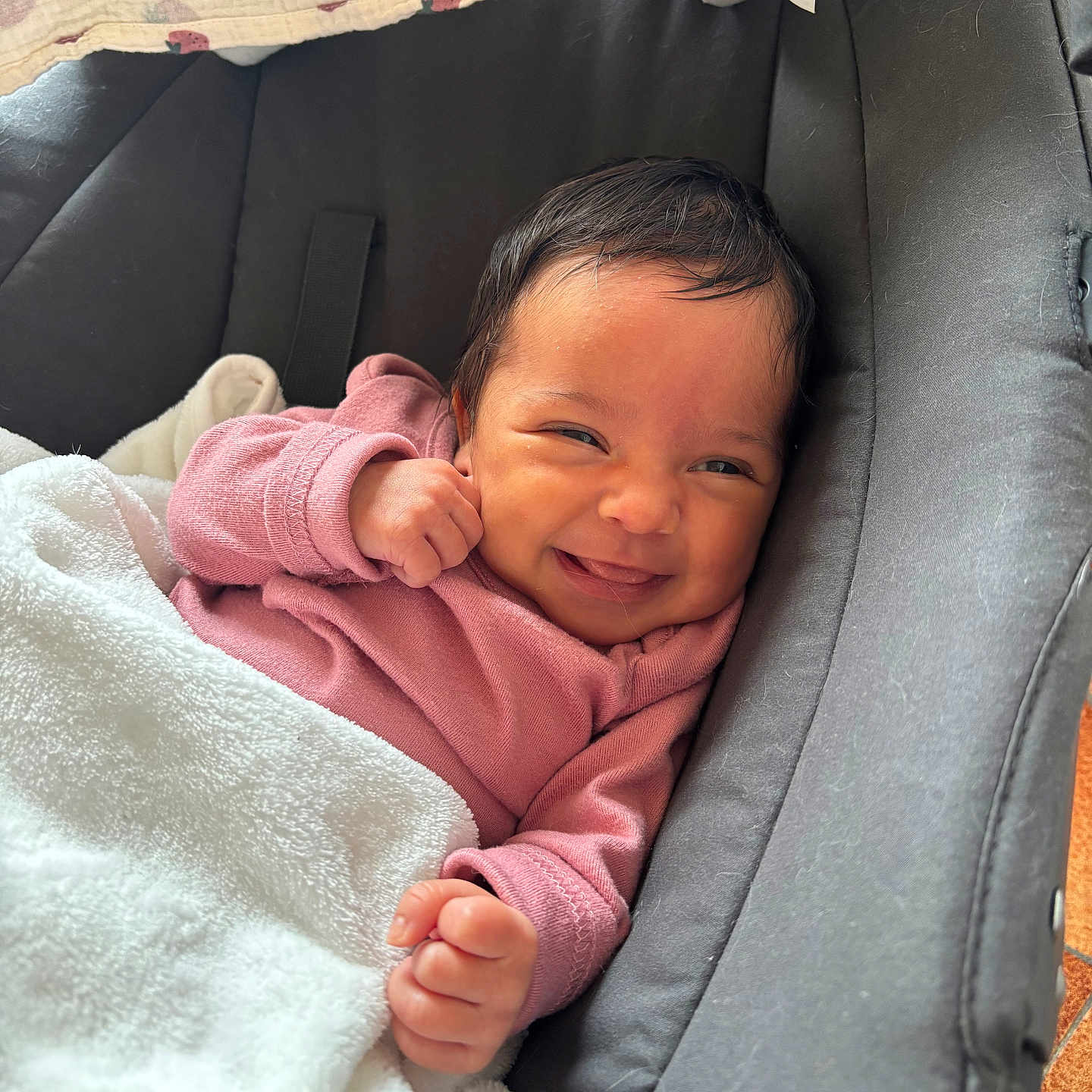 Jannah participe au concours pour gagner de l'argent avec cette photo : baby, infant, smile, pink_clothing, blanket, car_seat, indoor, cute, child, happy, face, person, newborn, cozy, soft_texture, portrait, baby_girl, wrapped, resting, comfort
