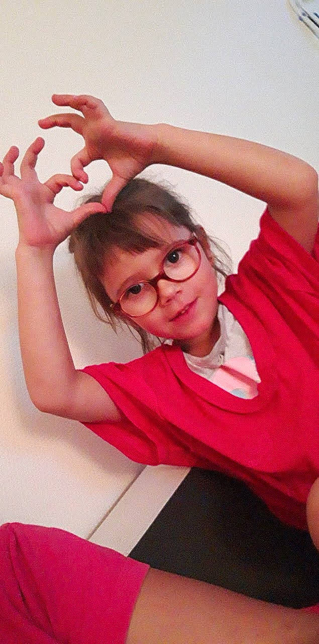 Agathe participe au concours pour gagner de l'argent avec cette photo : comfort, elbow, eyebrow, finger, flash_photography, gesture, glasses, hand, happy, joint, lip, magenta, mouth, neck, person, pink, skin, smile, thigh, thumb