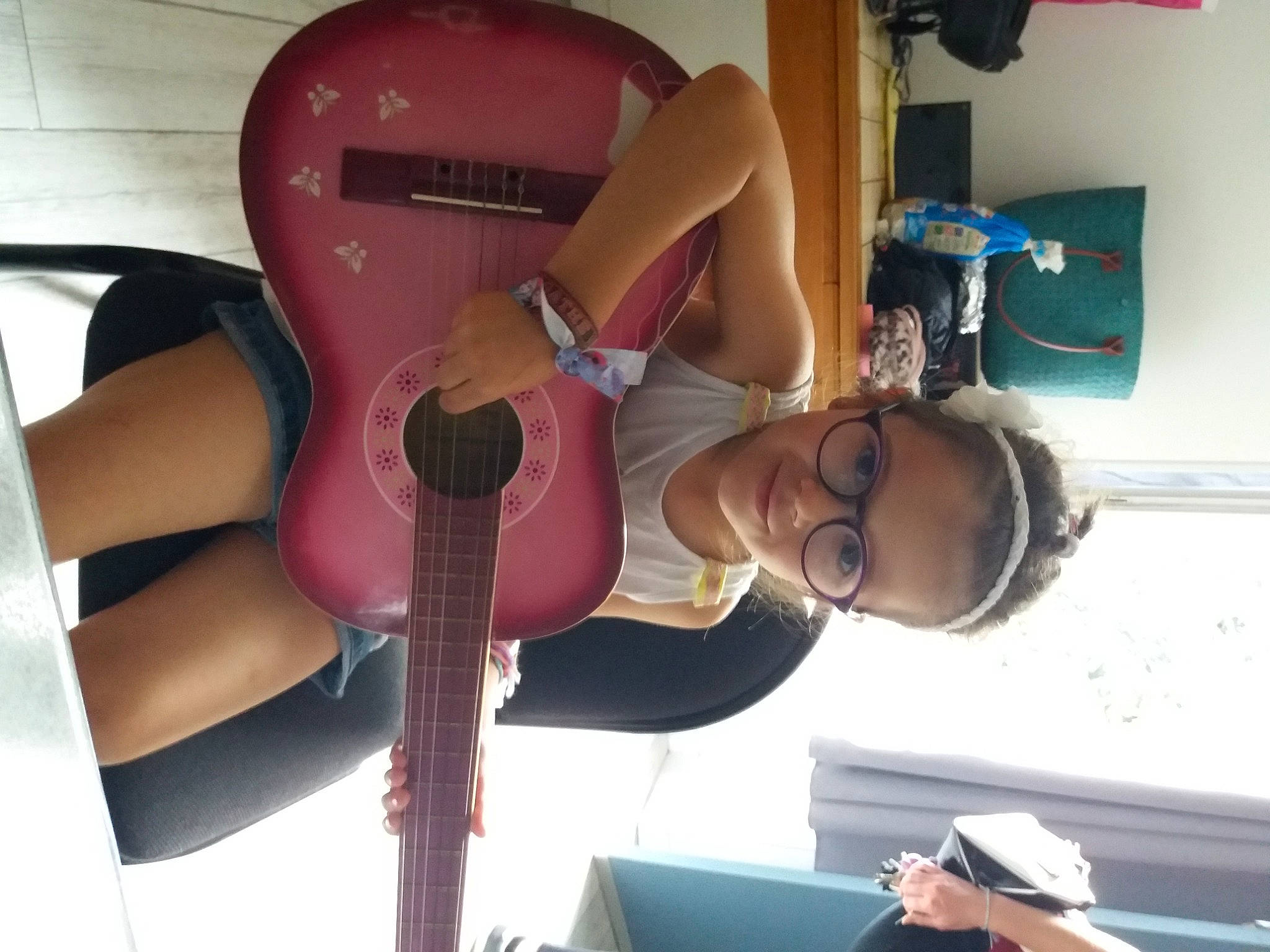 Agathe a rejoint le concours — aidez-le/la à gagner de superbes lots ! audio_equipment, baseball_cap, chest, comfort, elbow, eyewear, fashion_accessory, fedora, fun, goggles, hat, human_leg, joint, knee, leisure, nail, person, personal_protective_equipment, swimwear, thigh