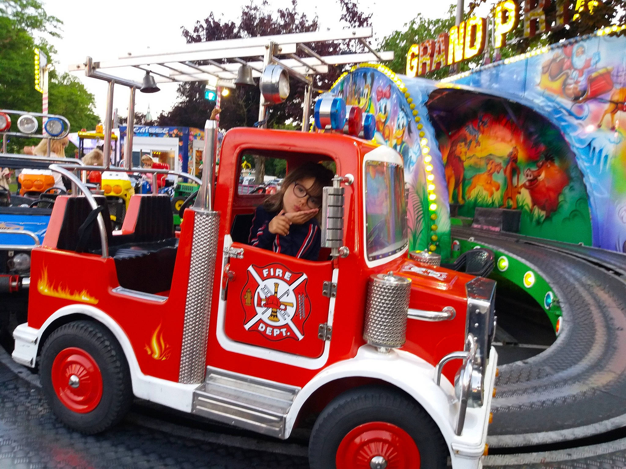 Agathe participe au concours pour gagner de l'argent avec cette photo : asphalt, auto_part, automotive_design, automotive_exterior, automotive_tire, automotive_wheel_system, bumper, car, classic, commercial_vehicle, event, fun, hat, mode_of_transport, motor_vehicle, person, tire, tree, truck, vehicle