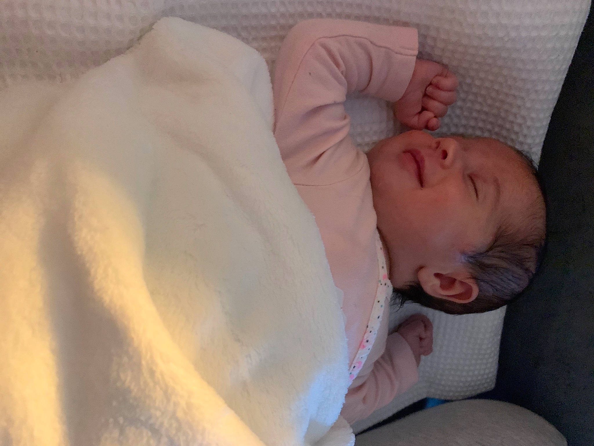 Nora a rejoint le concours — aidez-le/la à gagner de superbes lots ! baby, baby_products, baby_sleeping, baby_toddler_clothing, bedding, bedtime, blanket, cheek, child, comfort, fur, human, infant_bed, linens, nap, person, skin, sleep, toddler