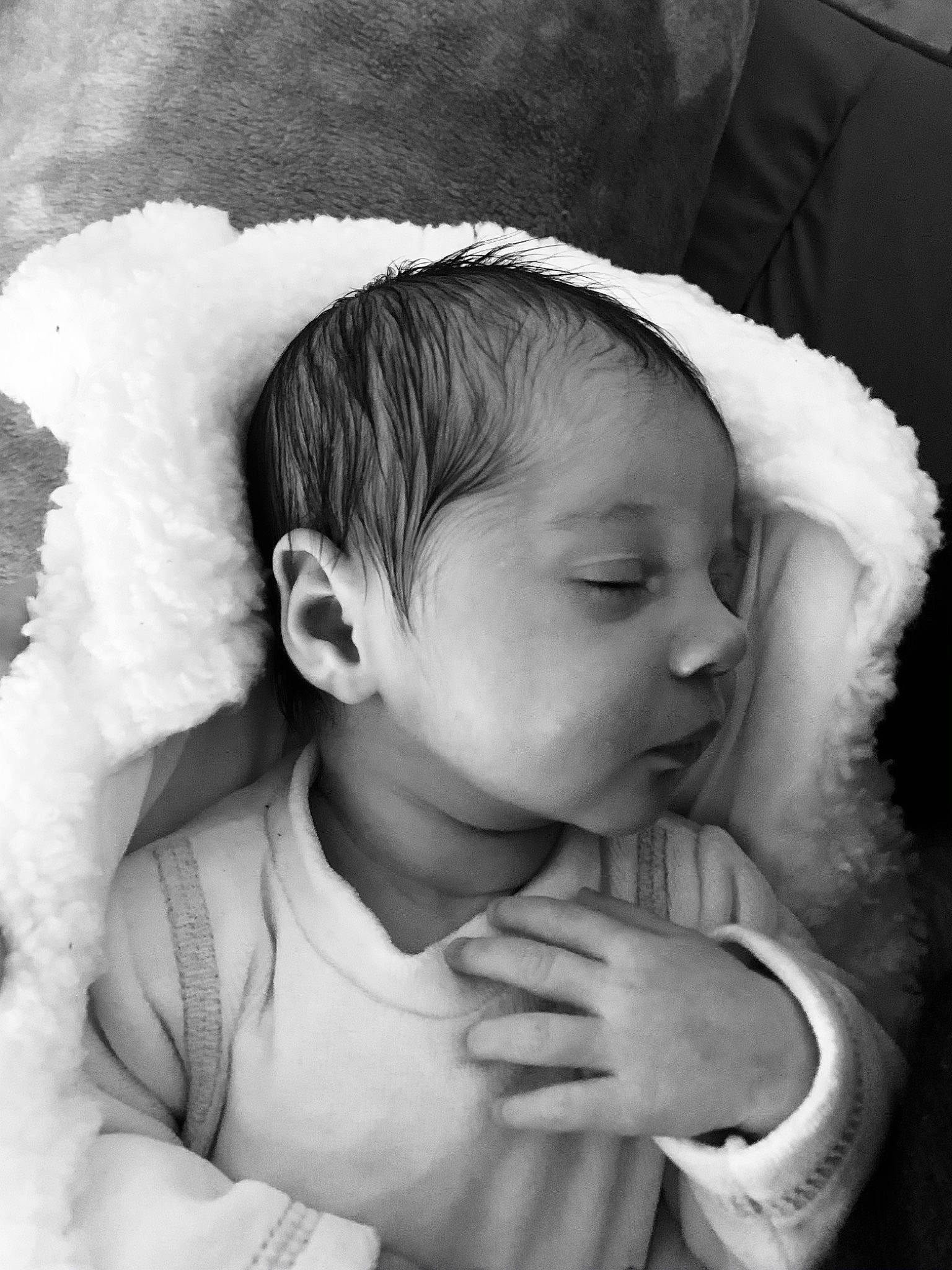 Nora participe au concours pour gagner de l'argent avec cette photo : baby, baby_toddler_clothing, cheek, child, costume_accessory, couch, cup, ear, hair_accessory, headband, headpiece, kitchen_utensil, person, portrait_photography, toddler