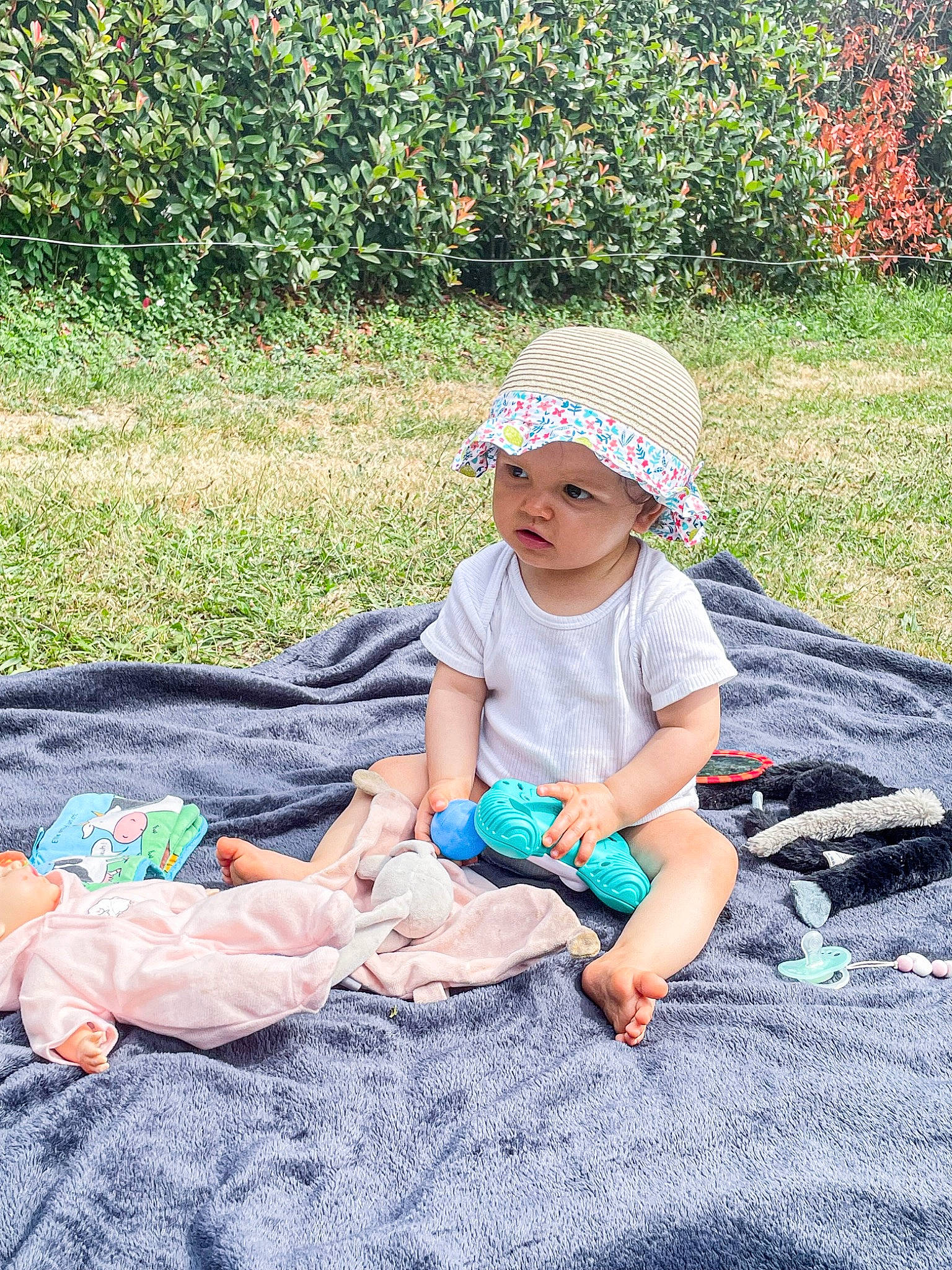 Taïna a rejoint le concours — aidez-le/la à gagner de superbes lots ! baby, baby_toddler_clothing, baseball_cap, botany, cap, fun, grass, hat, headwear, lap, lawn, leisure, morning, people_in_nature, person, plant, recreation, sitting, summer, sun_hat