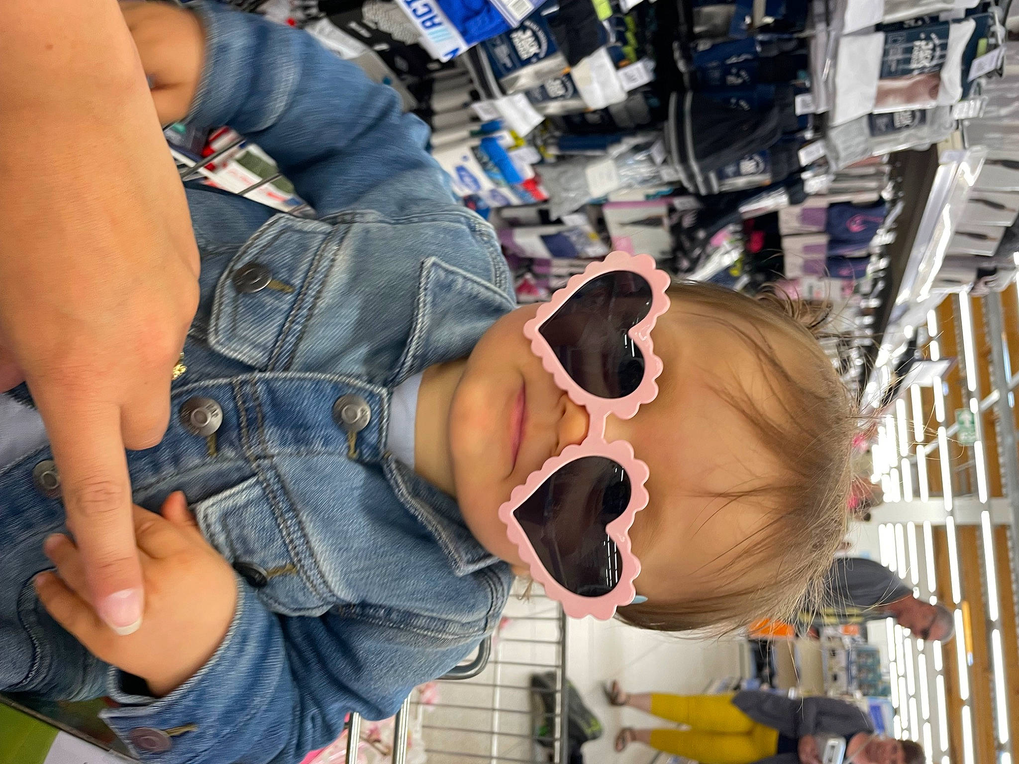 Taïna participe au concours pour gagner de l'argent avec cette photo : abdomen, child, denim, eyewear, fashion_accessory, fun, gesture, glasses, goggles, hat, human_leg, leisure, person, pocket, recreation, sun_hat, sunglasses, t_shirt, thigh, vision_care