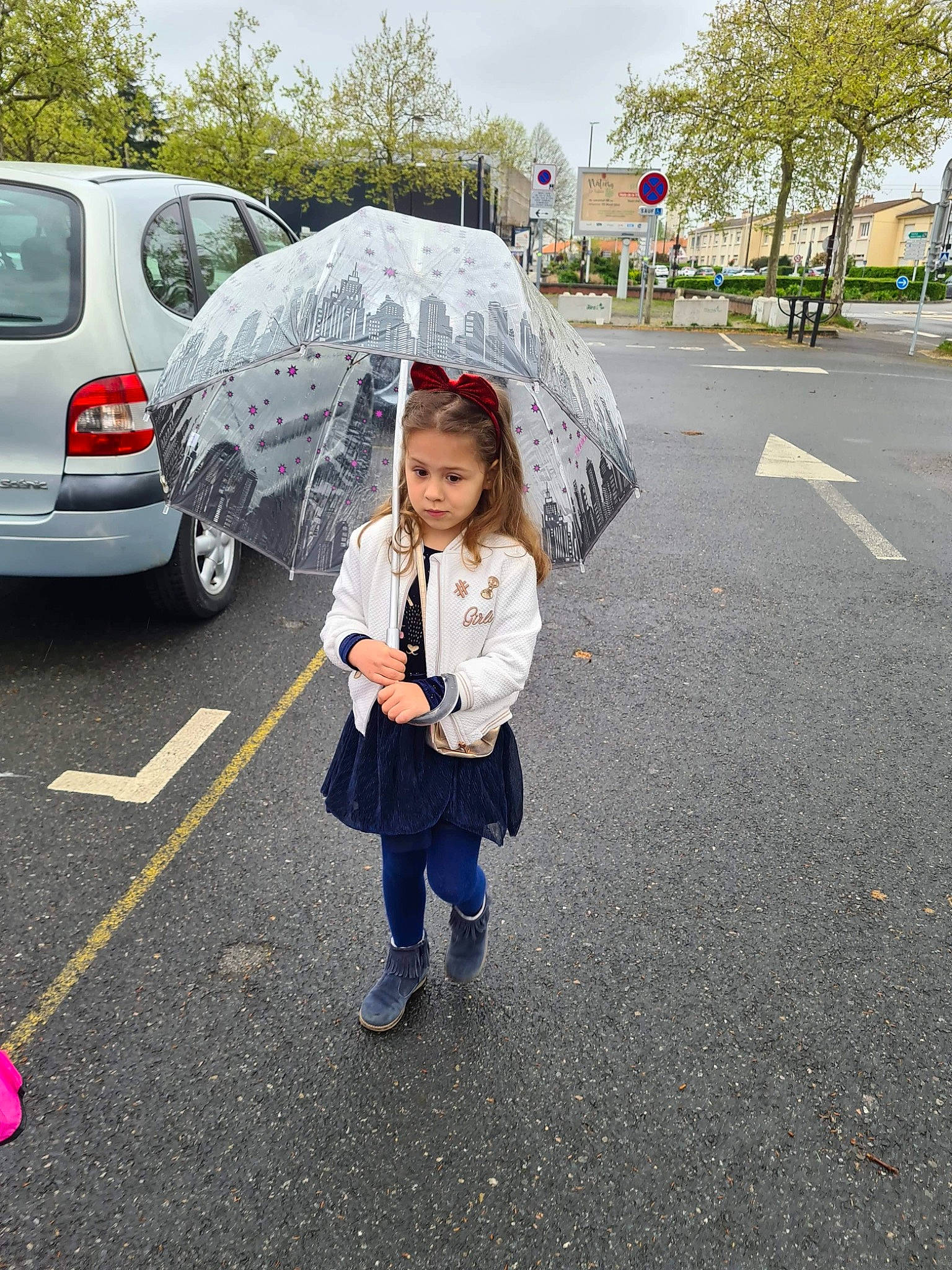 Chloe a rejoint le concours — aidez-le/la à gagner de superbes lots ! asphalt, automotive_lighting, car, child, fun, luxury_vehicle, motor_vehicle, pedestrian, person, plant, recreation, road, road_surface, sidewalk, tire, toddler, tree, umbrella, vehicle, vehicle_door