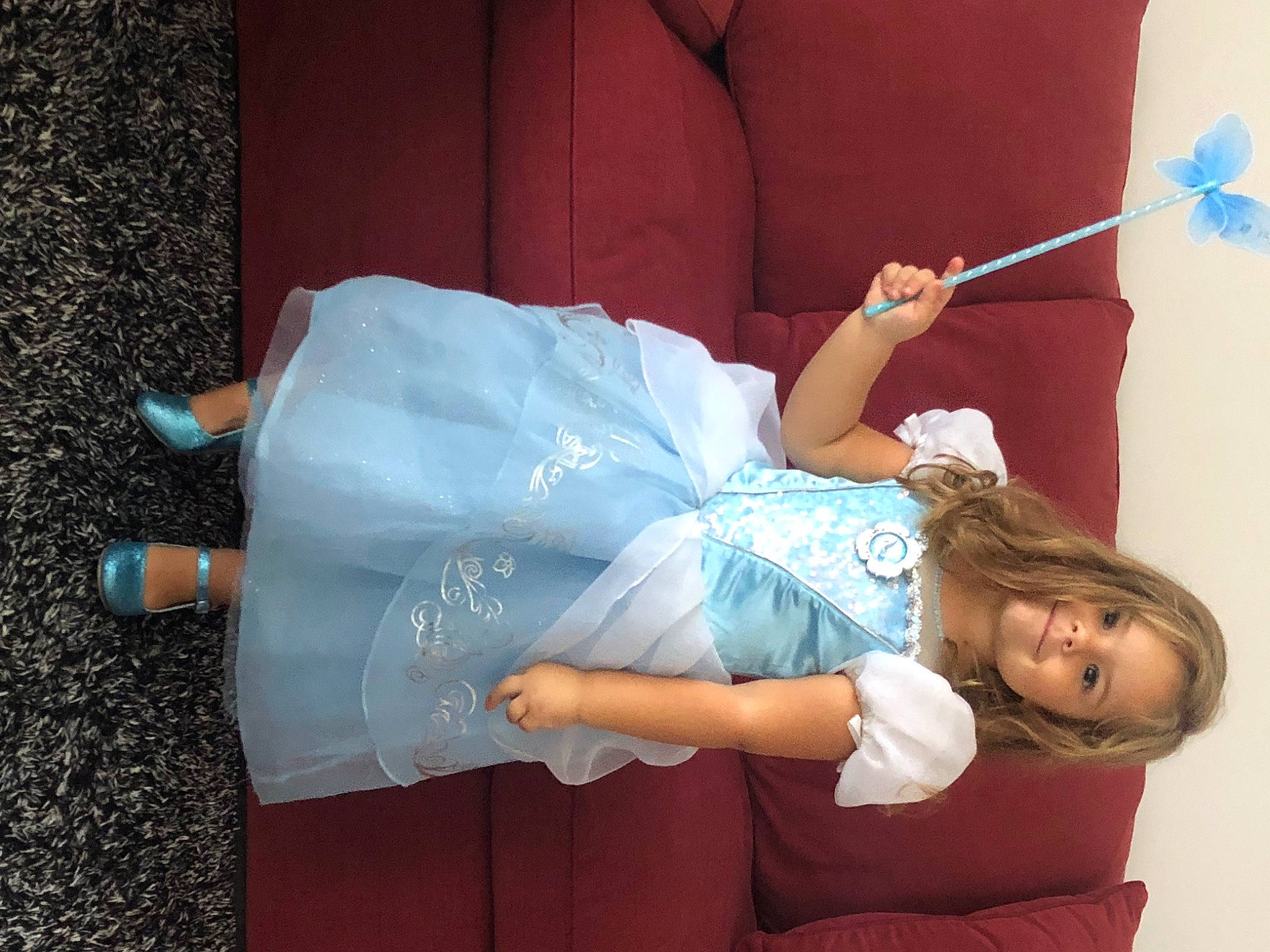 Isabelle participe au concours pour gagner de l'argent avec cette photo : arm, azure, beauty, dress, electric_blue, fun, gesture, hairstyle, hand, happy, human_leg, joint, joy, knee, leg, leisure, person, pink, skin, smile
