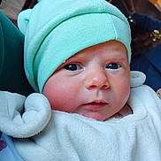 Rose a rejoint le concours — aidez-le/la à gagner de superbes lots ! baby, infant, hat, mint_green, blanket, face, blue_eyes, clothing, indoors, portrait, cute, newborn, warm, soft, person, headwear, expression, closeup, resting, cozy