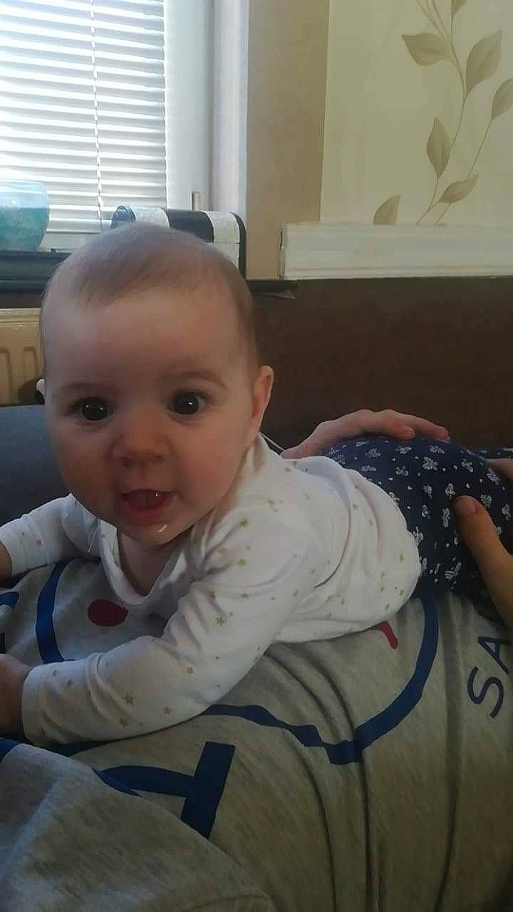 Eléna participe au concours pour gagner de l'argent avec cette photo : arm, baby, cheek, child, ear, eye, face, forehead, nose, person, sitting, skin, smile, toddler