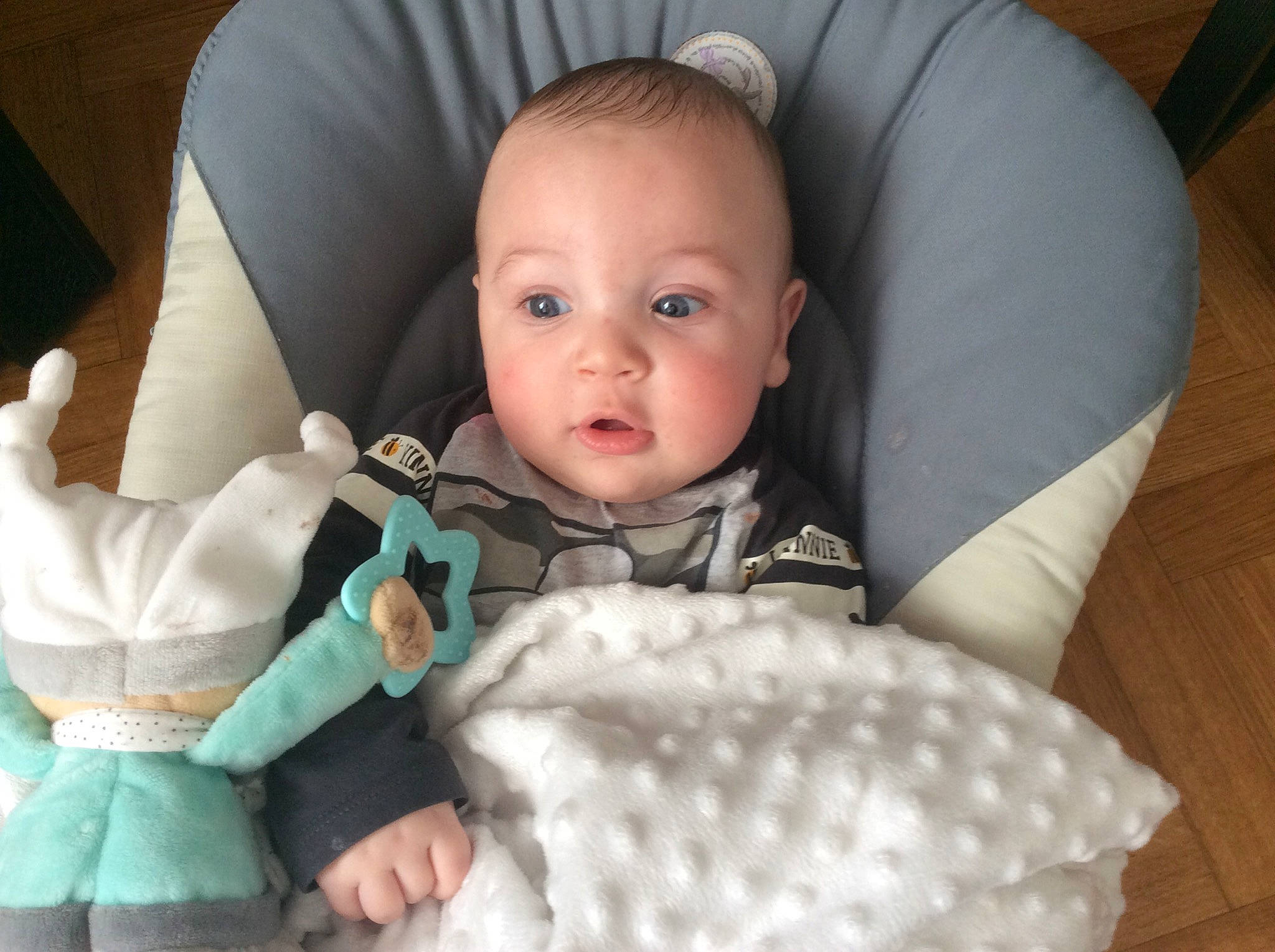 Omar a rejoint le concours — aidez-le/la à gagner de superbes lots ! baby, baby_products, baby_toddler_clothing, cheek, child, comfort, eye, face, head, iris, linens, mouth, outerwear, person, product, room, skin, sleeve, smile, textile