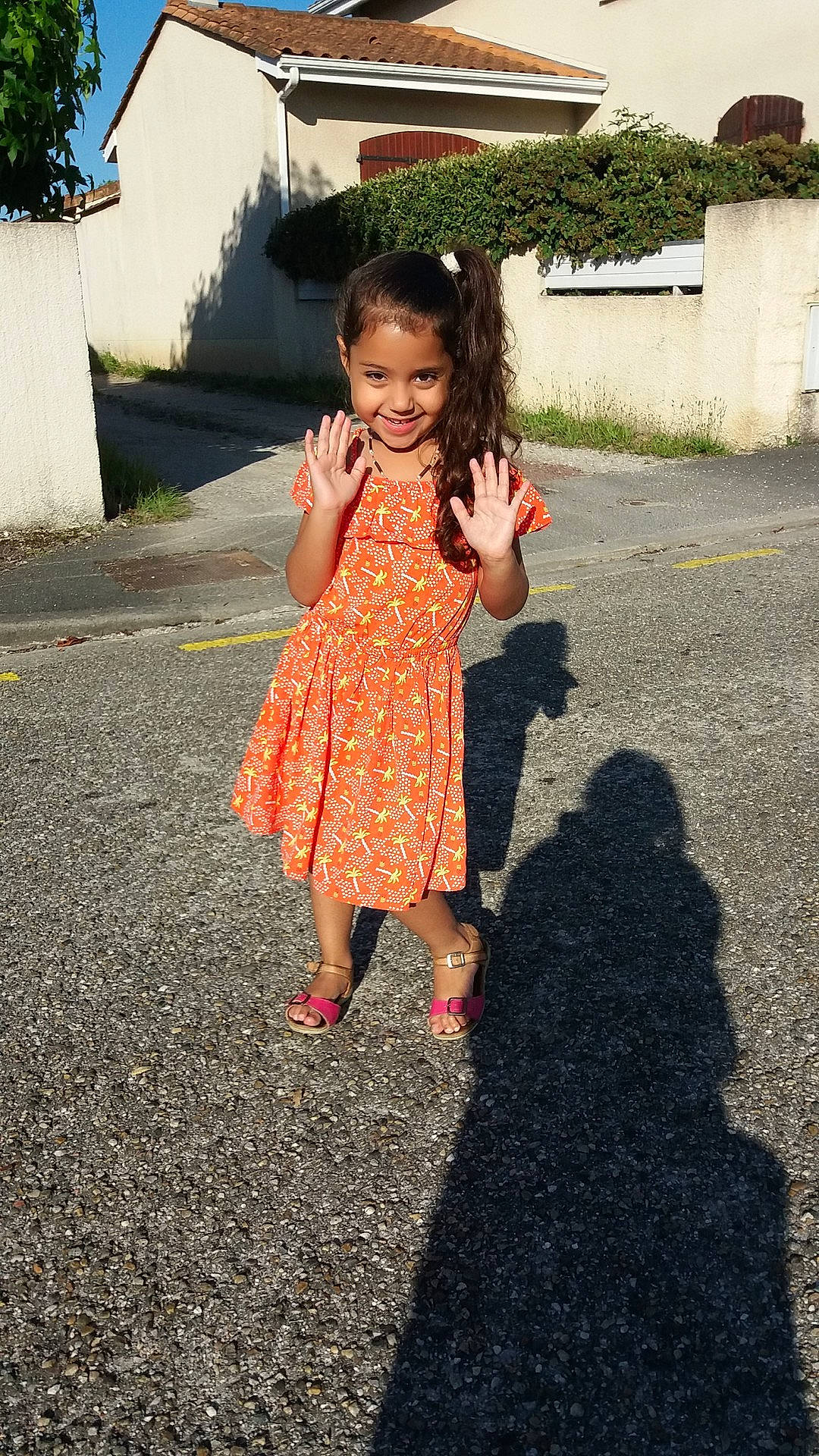 Kalyssa a rejoint le concours — aidez-le/la à gagner de superbes lots ! child, clothing, day, design, dress, fun, girl, happiness, joy, outerwear, pattern, person, pink, plant, play, smile, standing, summer, toddler, tree