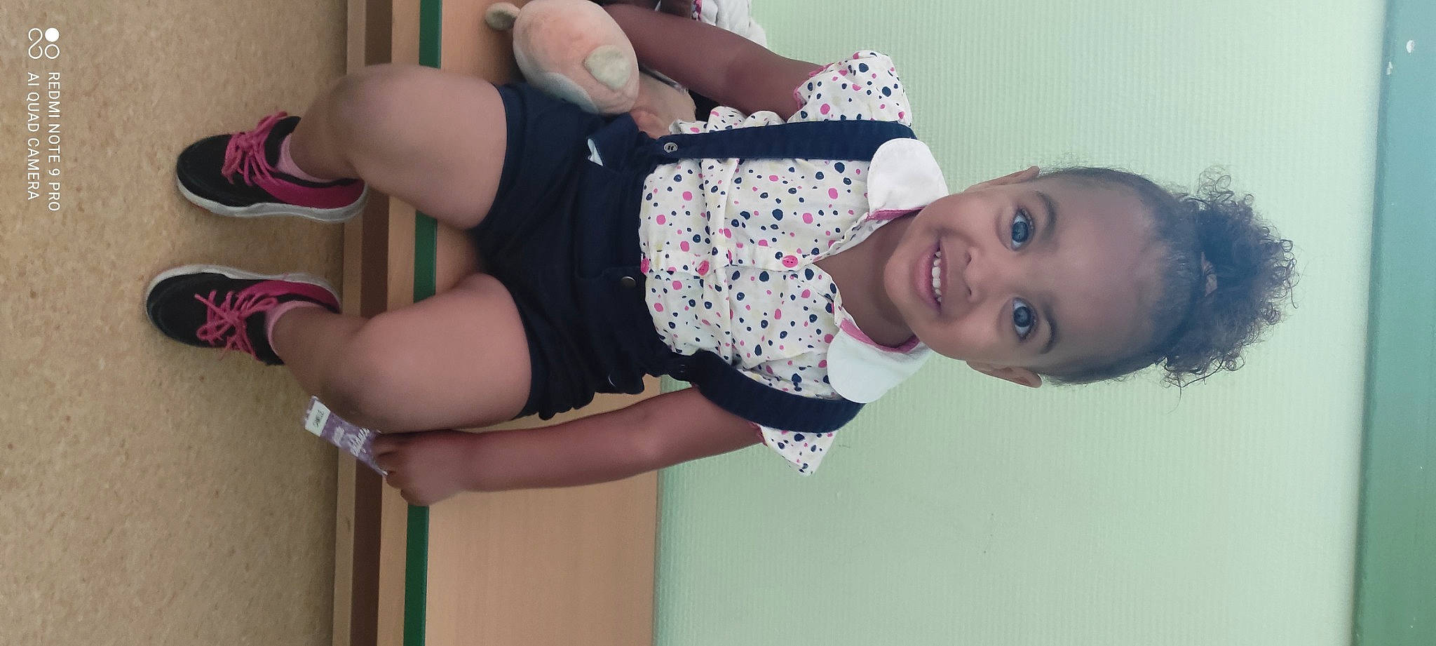 Camille participe au concours pour gagner de l'argent avec cette photo : arm, baby_toddler_clothing, elbow, finger, happy, headgear, joint, joy, knee, leg, neck, organ, person, pink, shoulder, skin, sleeve, smile, thigh, toddler