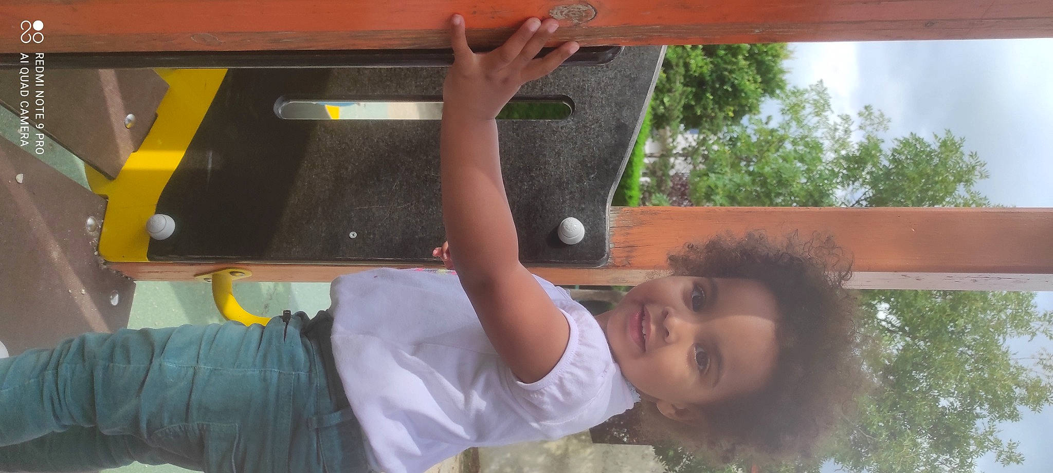 Camille participe au concours pour gagner de l'argent avec cette photo : auto_part, automotive_exterior, automotive_window_part, bumper, child, elbow, fun, happy, leisure, machine, person, play, shade, smile, t_shirt, thumb, toddler, tree, vehicle_door, window