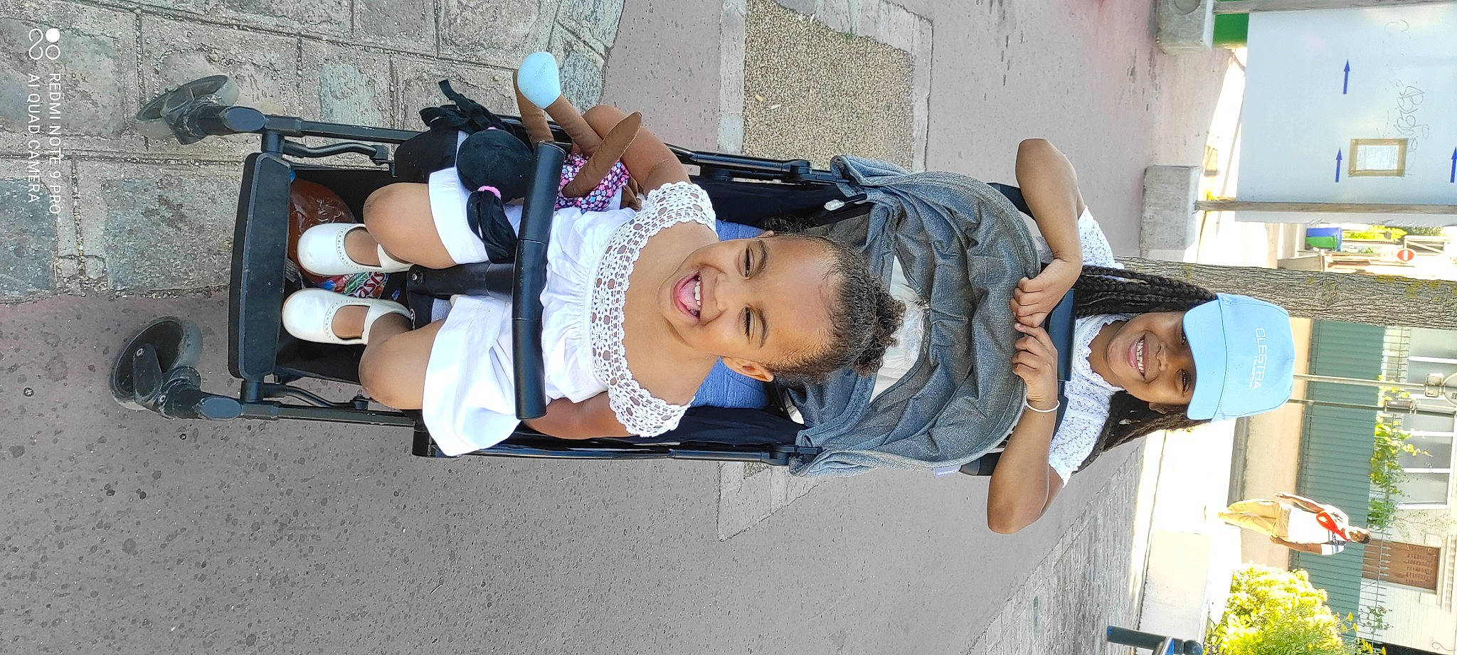 Victoire participe au concours pour gagner de l'argent avec cette photo : baby, baby_toddler_clothing, child, face, fun, happy, hat, headwear, joy, leisure, person, plant, sitting, street, street_fashion, t_shirt, toddler, tourism, tree, vacation