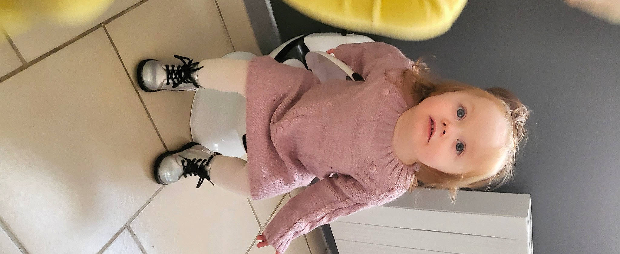 Kiara a rejoint le concours — aidez-le/la à gagner de superbes lots ! arm, baby, baby_products, baby_toddler_clothing, child, dress, human_body, human_leg, joint, knee, person, room, skin, sleeve, tableware, thigh, toddler, wrist, yellow