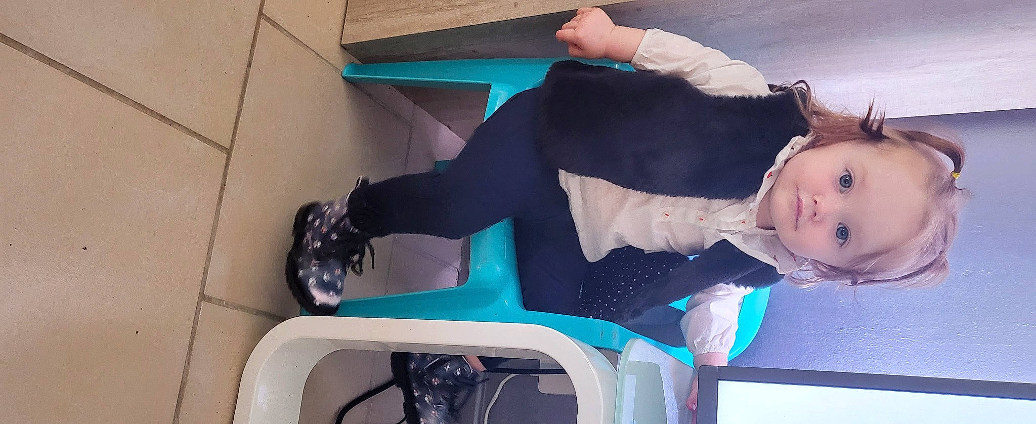 Kiara a rejoint le concours — aidez-le/la à gagner de superbes lots ! baby, baby_toddler_clothing, child, comfort, elbow, electric_blue, fun, gesture, human_leg, knee, person, room, sitting, thigh, toddler, wrist