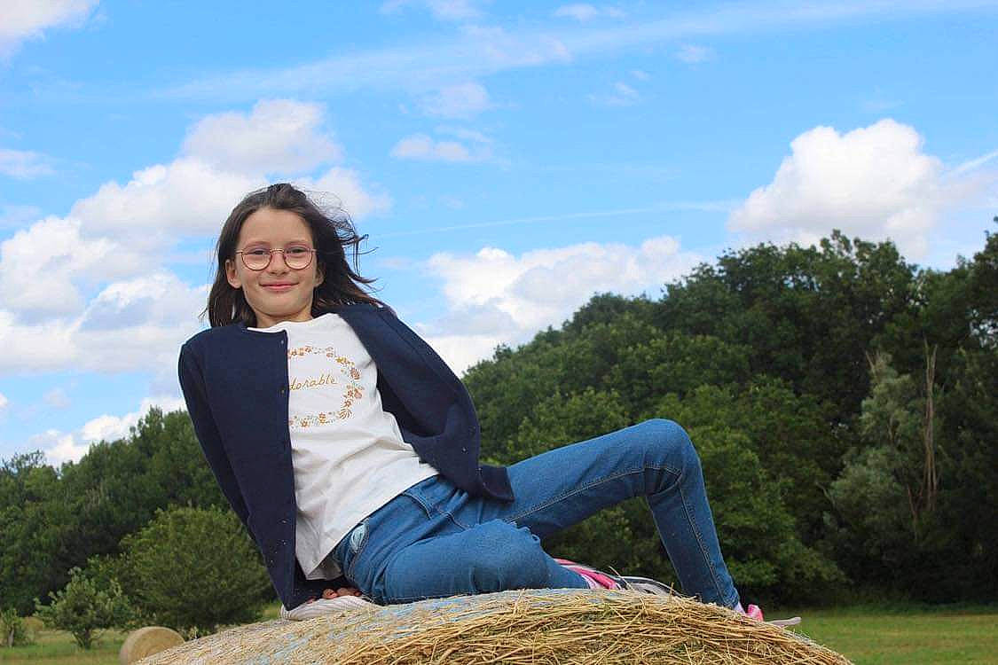 Kathleen Audoux Fournier a rejoint le concours — aidez-le/la à gagner de superbes lots ! blond, cloud, face, flash_photography, fun, grass, grassland, hair, happy, human_leg, jeans, joy, landscape, leisure, long_hair, people_in_nature, person, plant, sky, smile