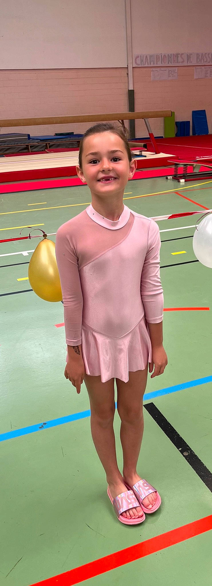 Lola participe au concours pour gagner de l'argent avec cette photo : chest, competition_event, entertainment, flooring, fun, gymnastics, hand, joint, joy, knee, leg, leisure, person, recreation, red, shorts, smile, sports, sports_equipment, sportswear