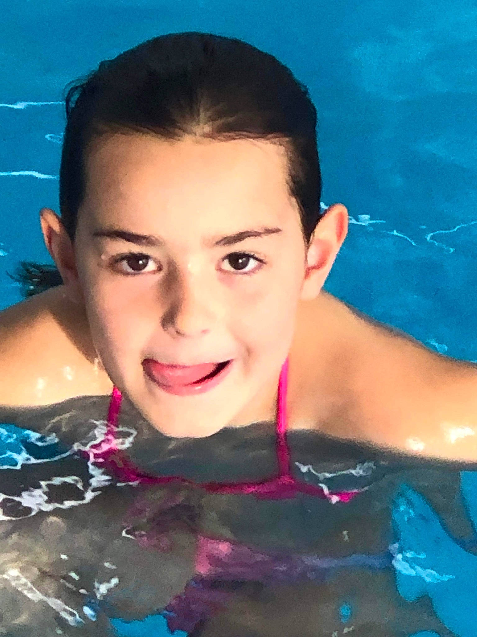 Lola a rejoint le concours — aidez-le/la à gagner de superbes lots ! bathing, black_hair, chest, chin, cool, eye, eyebrow, eyelash, face, flash_photography, fun, hairstyle, happy, headgear, joy, leisure, muscle, person, smile, swimmer