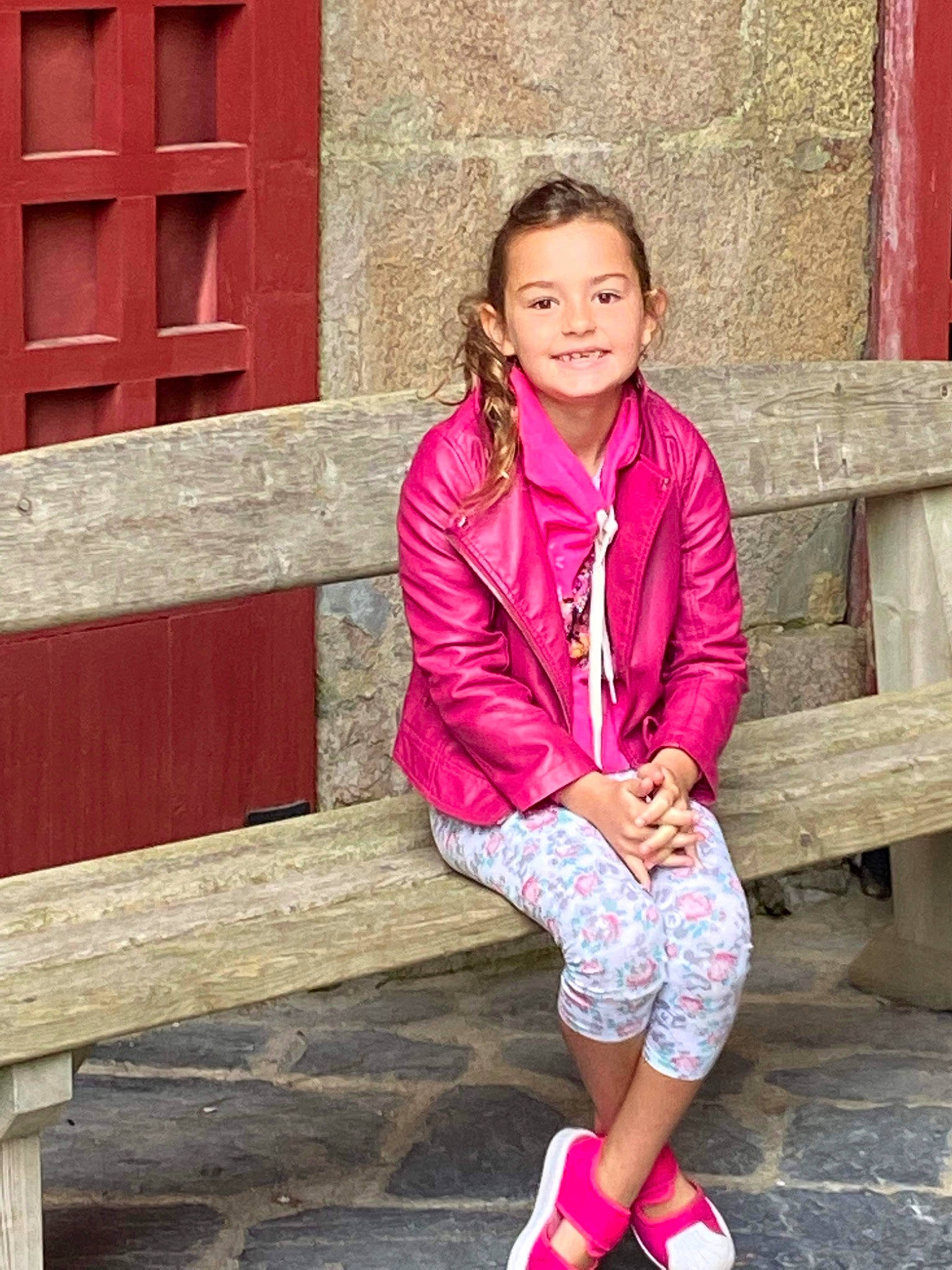 Lola participe au concours pour gagner de l'argent avec cette photo : clothing, footwear, hair, happy, human_leg, joy, knee, leg, leisure, magenta, neck, outerwear, person, pink, shoe, shoulder, skin, sleeve, smile, sneakers