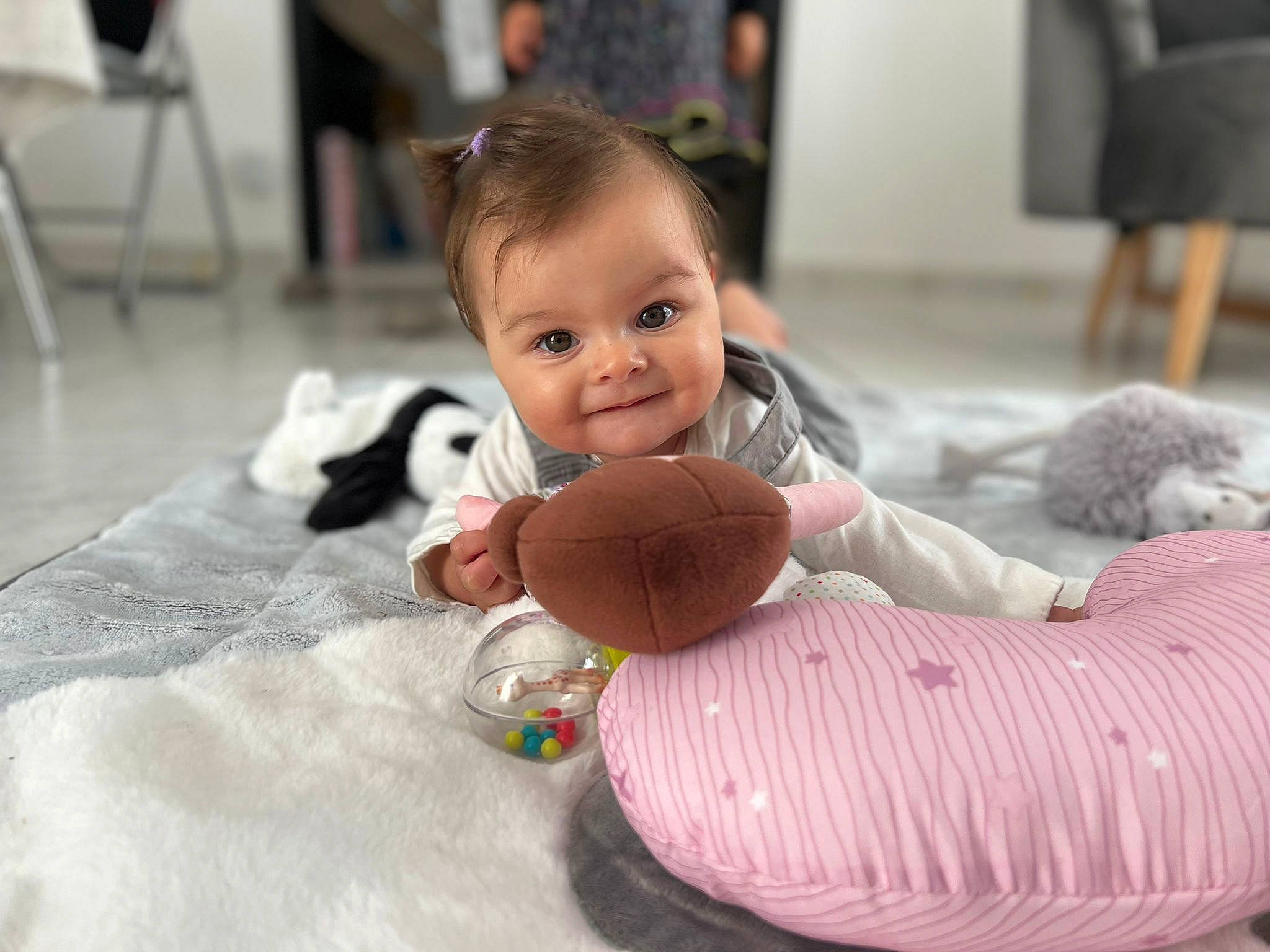Ayana a rejoint le concours — aidez-le/la à gagner de superbes lots ! baby, baby_playing_with_toys, baby_toddler_clothing, baby_toys, chair, cheek, child, comfort, floor, flooring, fun, happy, joy, leisure, person, room, skin, smile, stuffed_toy, toddler