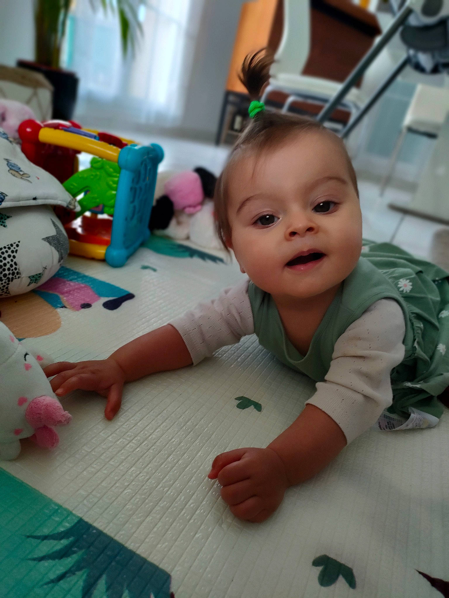 Ayana a rejoint le concours — aidez-le/la à gagner de superbes lots ! baby, baby_toddler_clothing, baby_toys, child, finger, flooring, fun, green, happy, leisure, person, play, product, room, skin, smile, table, thumb, toddler, toy