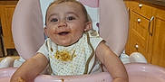 Laetitia a rejoint le concours — aidez-le/la à gagner de superbes lots ! baby, bib, cabinet, child, countertop, face, food, hands, happy, high_chair, infant, kitchen, light, meal_time, messy, person, sink, smiling, utensils, window