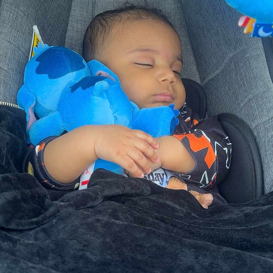 Eliakim Genesys a rejoint le concours — aidez-le/la à gagner de superbes lots ! baby, blanket, blue, car_seat, child, clothing, comfort, cozy, cute, face, hands, head, indoor, infant, peaceful, plush_toy, rest, sleeping, soft, young