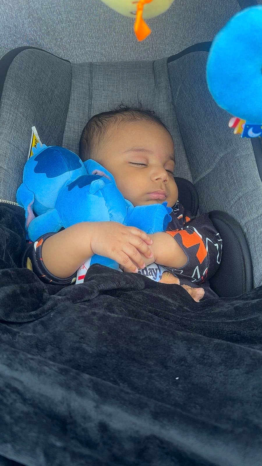 Eliakim Genesys a rejoint le concours — aidez-le/la à gagner de superbes lots ! baby, sleeping, car_seat, plush_toy, blue, blanket, child, infant, cozy, peaceful, hands, clothing, cute, rest, indoor, soft, comfort, young, face, head