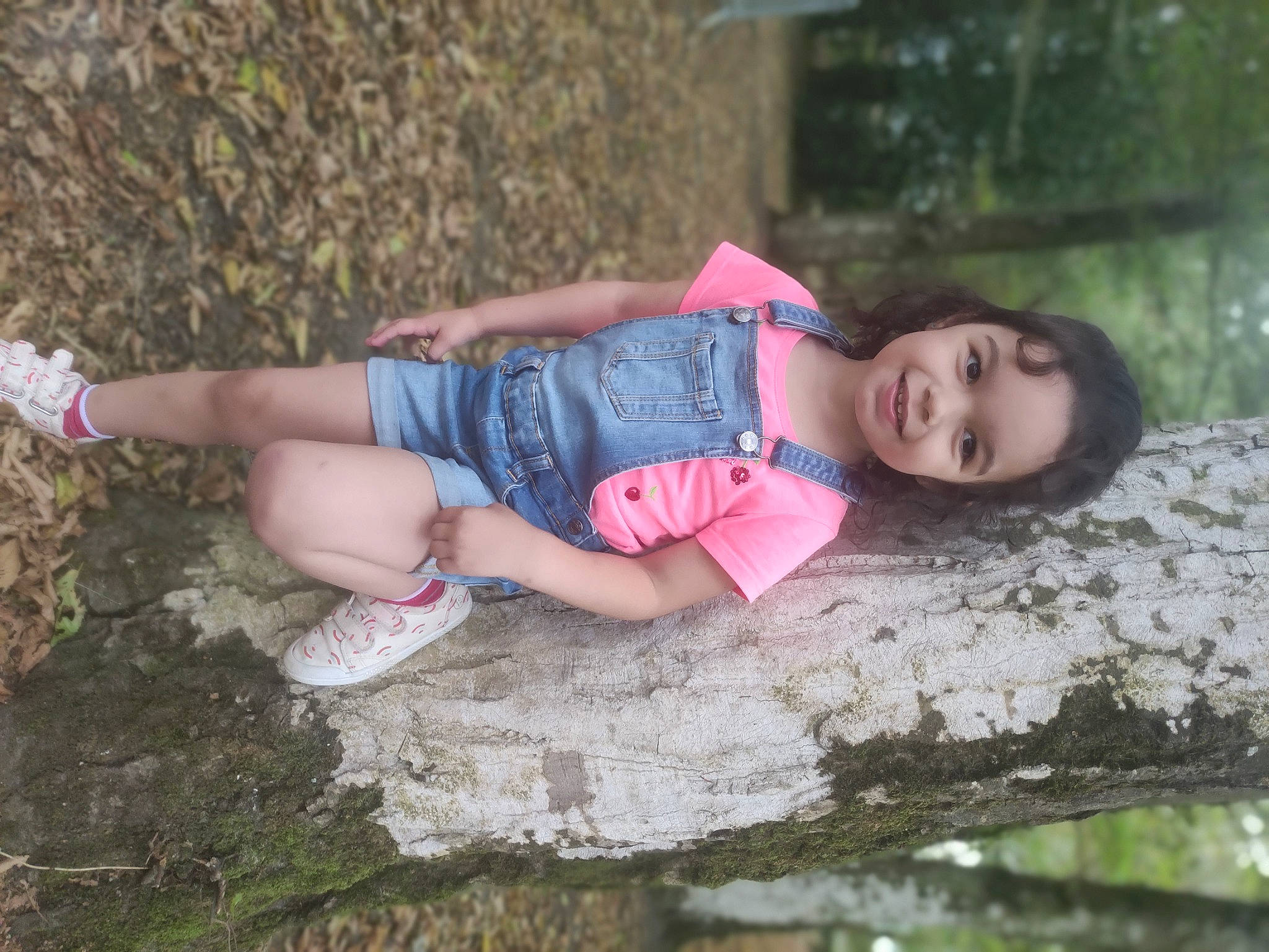 Alizée participe au concours pour gagner de l'argent avec cette photo : baby_toddler_clothing, child, face, facial_expression, fun, grass, happy, joy, leaf, leg, leisure, lip, people_in_nature, person, pink, plant, skin, smile, summer, thigh