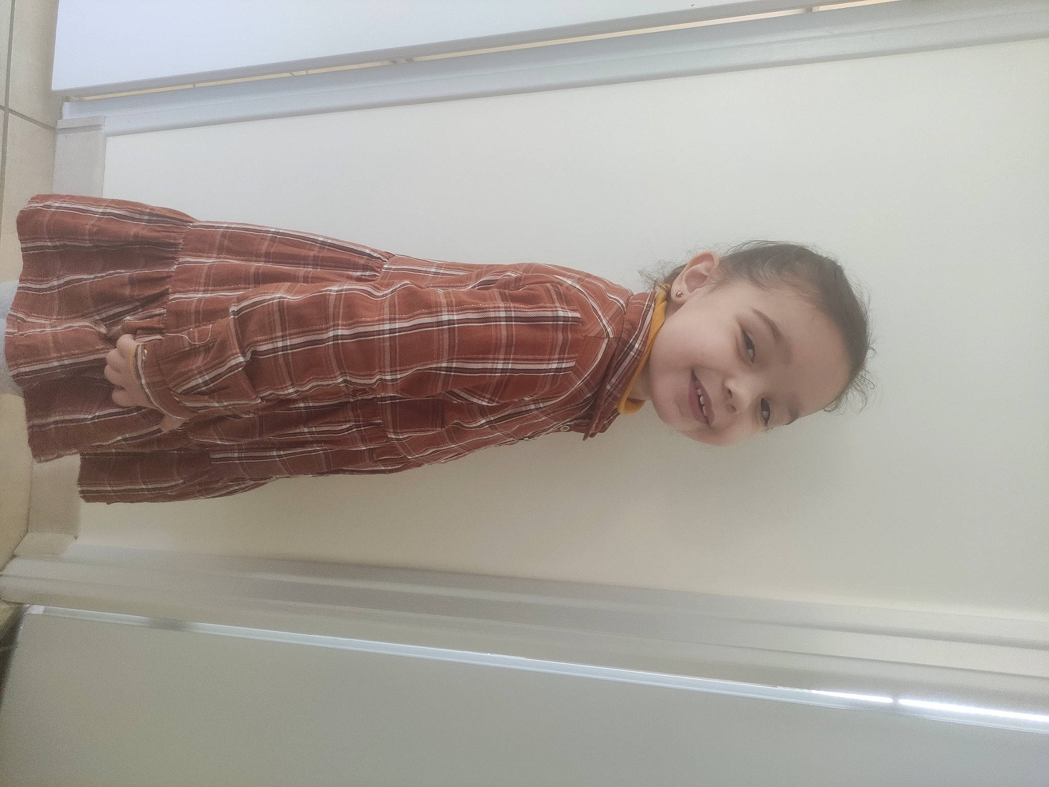 Alizée participe au concours pour gagner de l'argent avec cette photo : flooring, hardwood, human_leg, joy, molding, pattern, person, room, sleeve, smile, tints_and_shades, varnish, wood, wood_stain