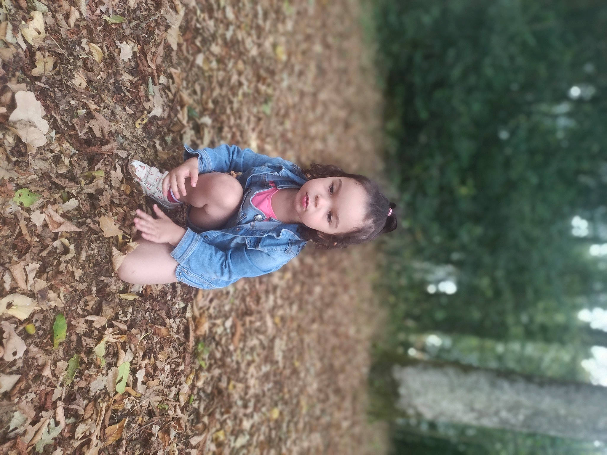 Alizée a rejoint le concours — aidez-le/la à gagner de superbes lots ! adventure, baby, electric_blue, face, forest, fun, grass, happy, landscape, leisure, people_in_nature, person, plant, recreation, smile, soil, toddler, tree, trunk, wood