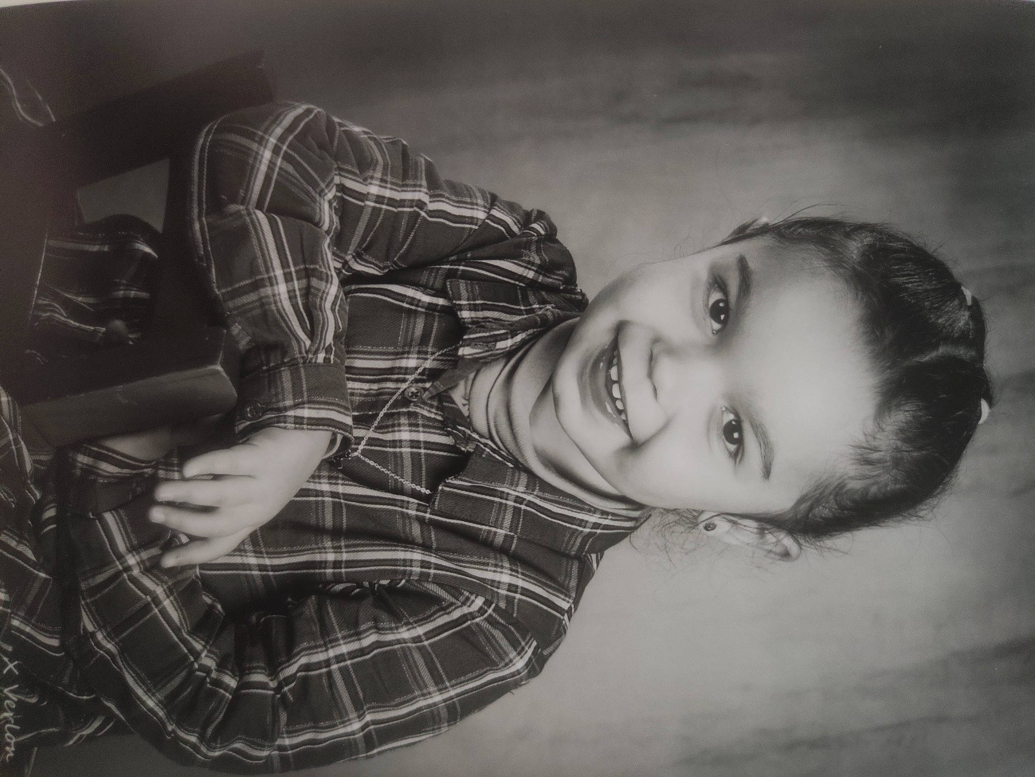 Alizée participe au concours pour gagner de l'argent avec cette photo : black_and_white, comfort, elbow, eye, flash_photography, fun, grass, happy, human, joy, mammal, monochrome, monochrome_photography, pattern, person, plaid, sitting, smile, style, tartan