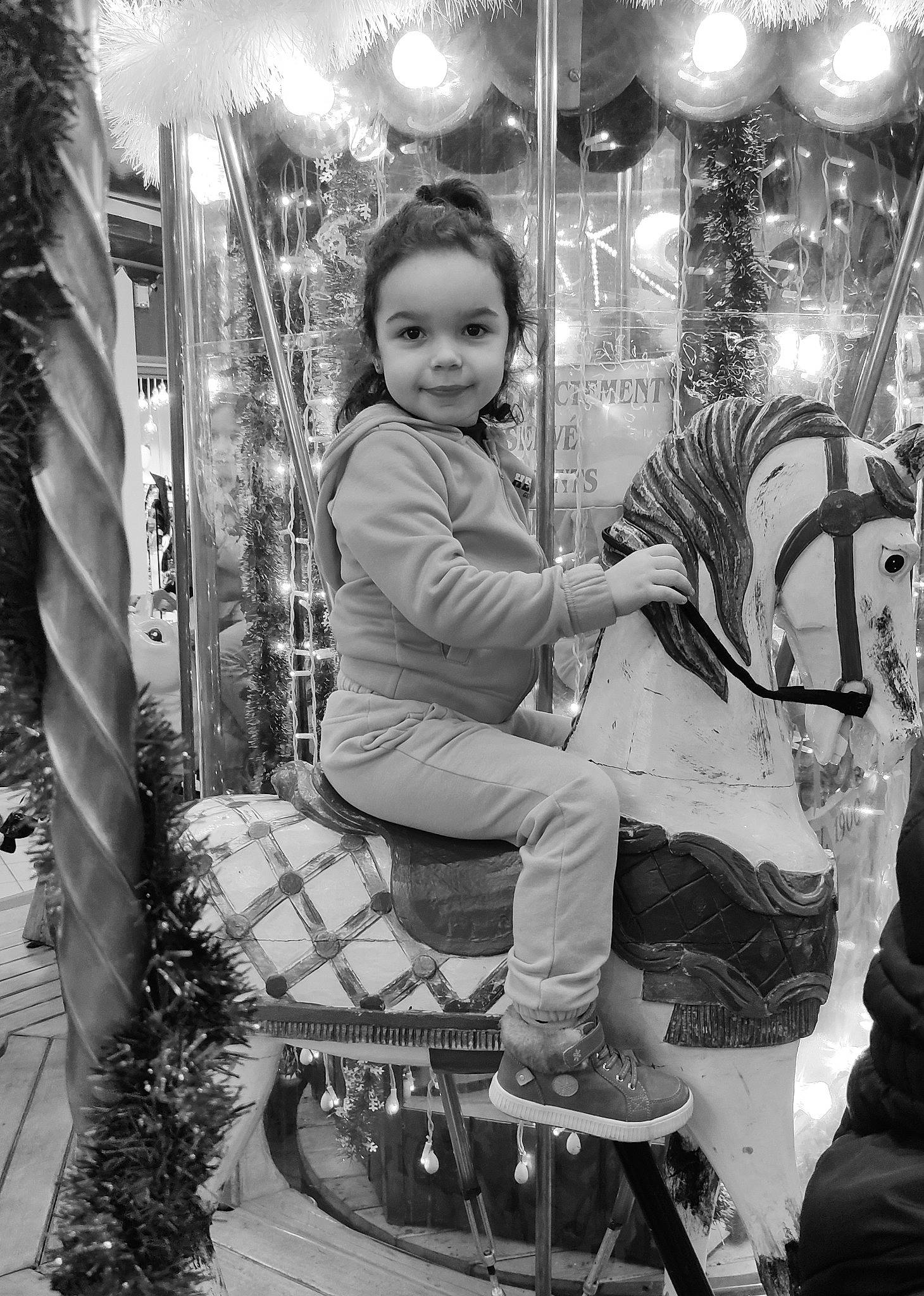 Alizée a rejoint le concours — aidez-le/la à gagner de superbes lots ! black, black_and_white, city, fun, happy, joy, monochrome, monochrome_photography, palm_tree, person, photograph, plant, public_space, smile, snapshot, standing, style, toddler, tree, white