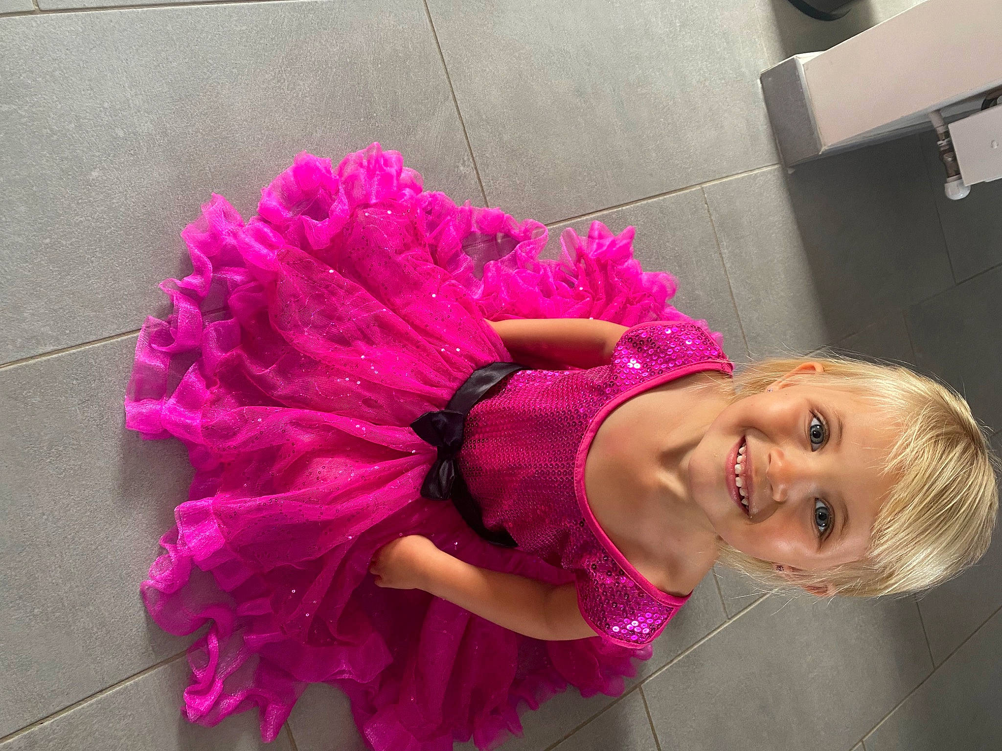 Noémie a rejoint le concours — aidez-le/la à gagner de superbes lots ! baby_toddler_clothing, child, cut_flowers, dress, event, fashion_accessory, flooring, fun, hair_accessory, happy, joy, leisure, magenta, person, petal, pink, plant, purple, smile, toddler