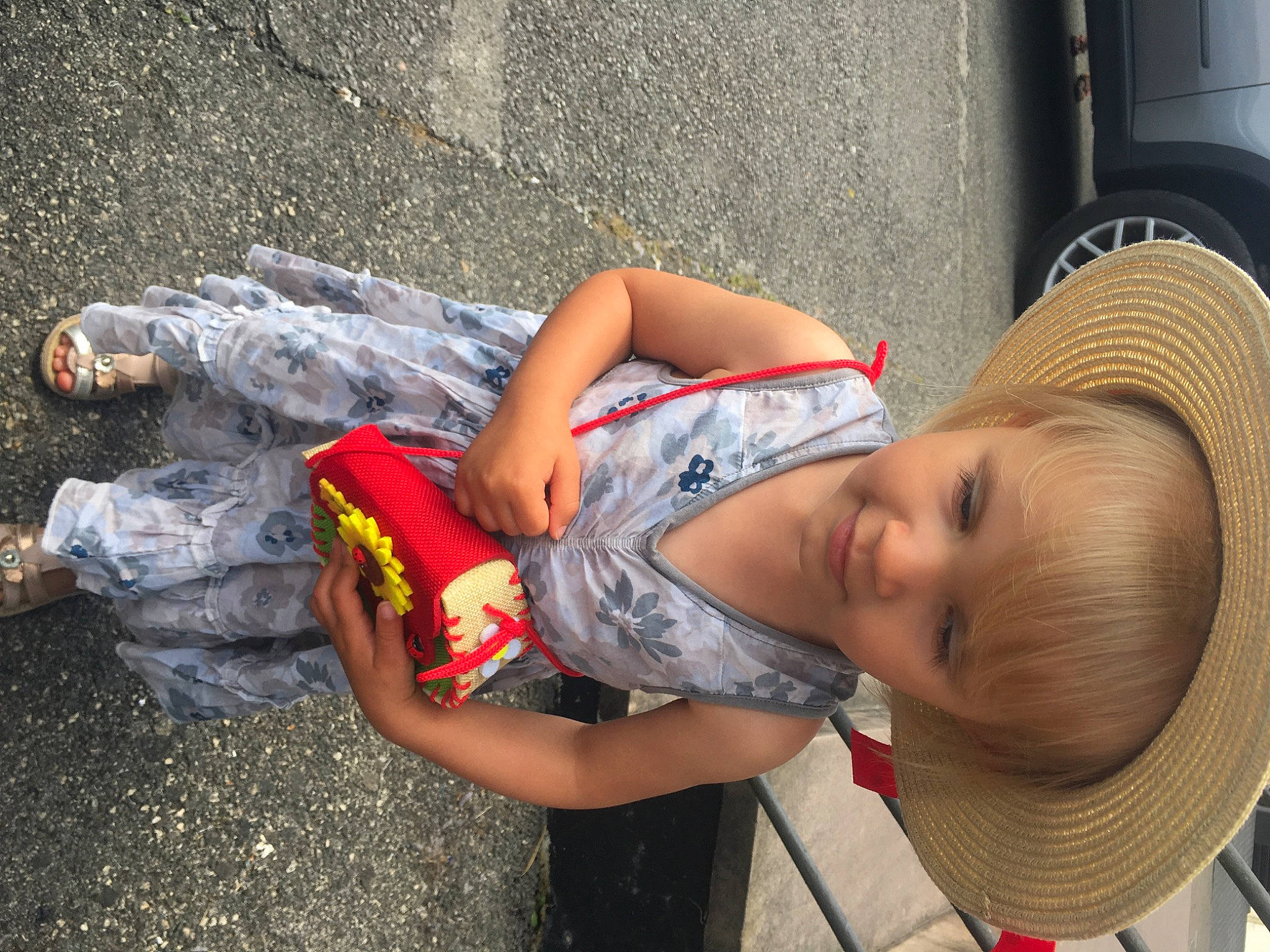 Noémie participe au concours pour gagner de l'argent avec cette photo : arm, asphalt, child, fashion_accessory, fun, grass, happy, hat, human, human_leg, joint, leisure, person, sandal, sidewalk, sitting, smile, sneakers, thigh, toddler