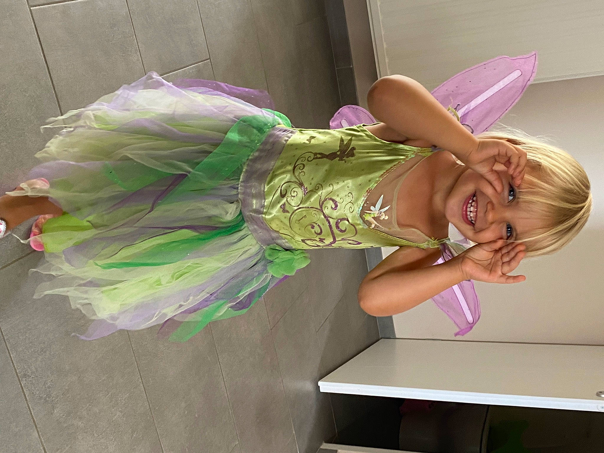 Noémie a rejoint le concours — aidez-le/la à gagner de superbes lots ! costume, costume_design, dance, dress, event, fashion_accessory, fashion_design, feather, fun, hair_accessory, happy, headpiece, joy, magenta, mythical_creature, performing_arts, person, pink, purple, ruffle