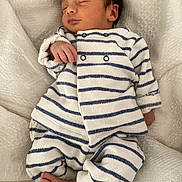Joseph a rejoint le concours — aidez-le/la à gagner de superbes lots ! newborn, baby, sleeping, striped_clothing, blanket, cozy, infant, peaceful, knitwear, soft, child, portrait, cute, resting, tiny, foot, hand, indoors, comfort, warm