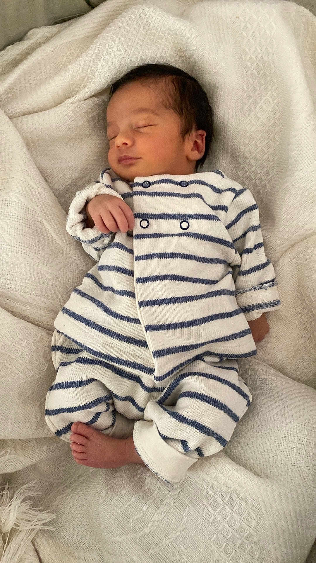 Joseph a rejoint le concours — aidez-le/la à gagner de superbes lots ! newborn, baby, sleeping, striped_clothing, blanket, cozy, infant, peaceful, knitwear, soft, child, portrait, cute, resting, tiny, foot, hand, indoors, comfort, warm