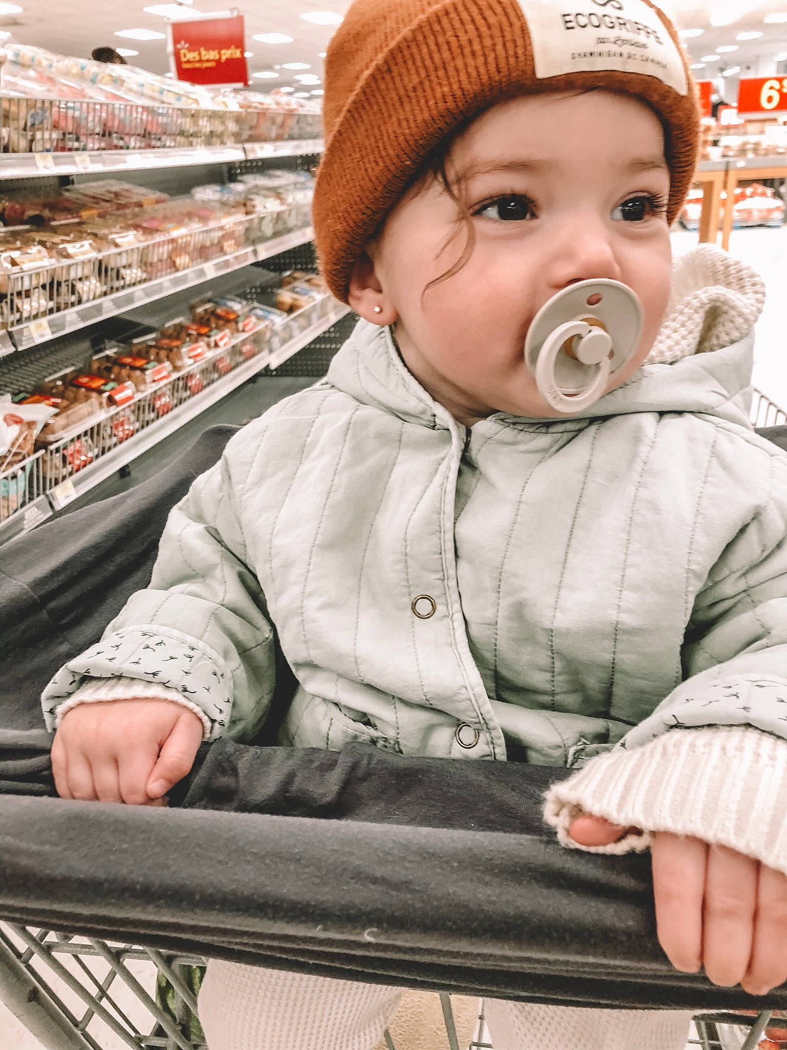 Riley a rejoint le concours — aidez-le/la à gagner de superbes lots ! baby, baby_toddler_clothing, cap, customer, facial_expression, food, happy, headwear, human, jacket, organ, outerwear, people, person, photograph, product, shelf, shopping_cart, skin, sleeve