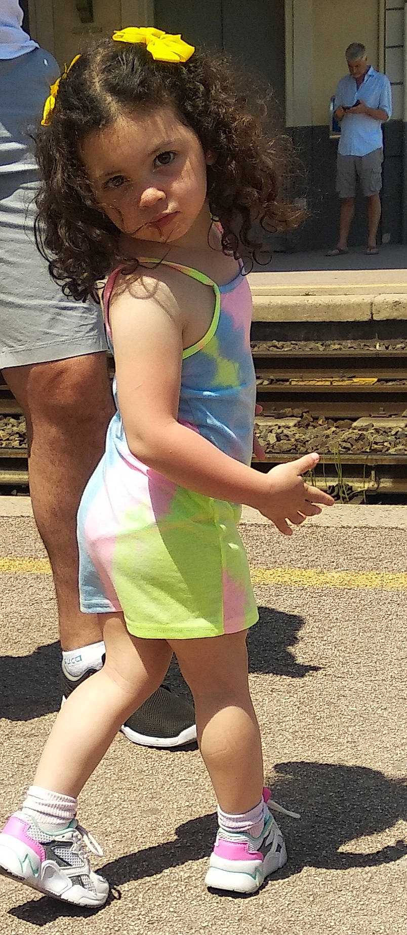 Elyne a rejoint le concours — aidez-le/la à gagner de superbes lots ! beauty, blond, face, fun, grass, hairstyle, happy, human_leg, joint, knee, leg, leisure, organ, person, photograph, sandal, snapshot, summer, thigh, toddler