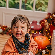 Andrea a rejoint le concours — aidez-le/la à gagner de superbes lots ! autumn, bandana, celebration, child, cozy, cute, decor, fairy_lights, fall, festive, happy, holiday, indoor, orange_sweater, portrait, pumpkin, smiling, toddler, window, wooden_floor