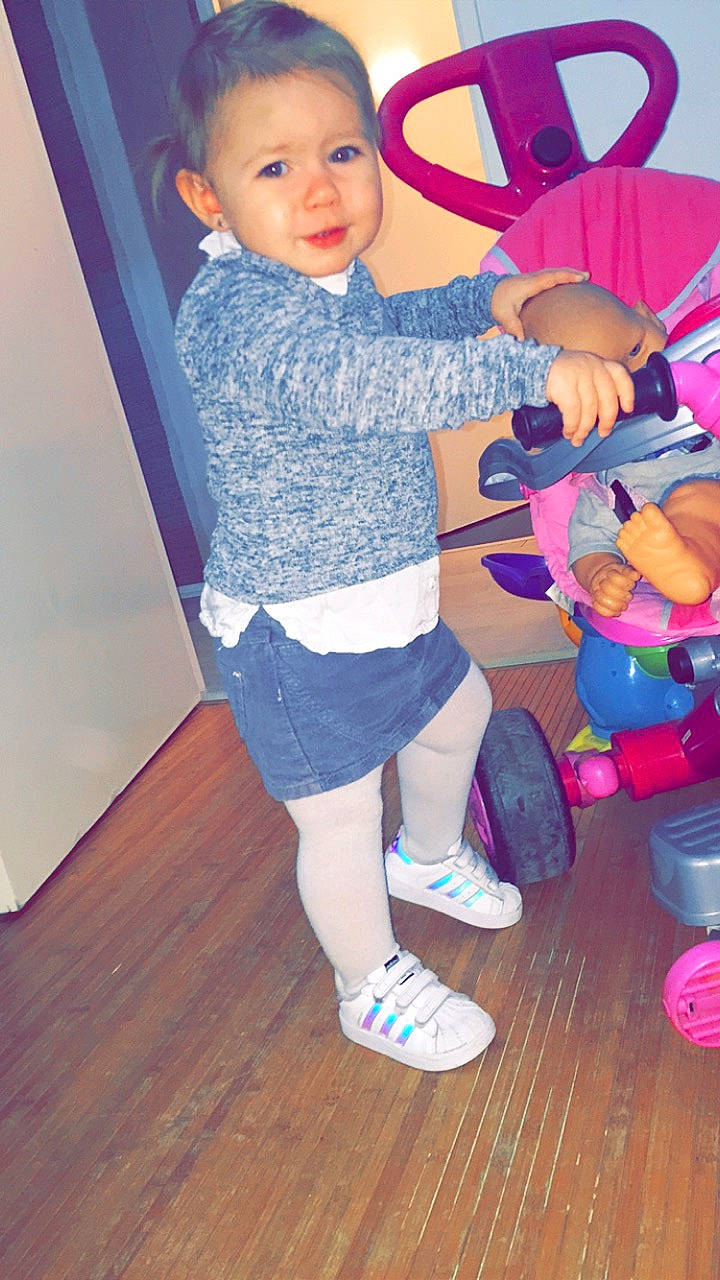 Zya a rejoint le concours — aidez-le/la à gagner de superbes lots ! blue, child, clothing, cool, day, footwear, fun, girl, human_hair_color, leg, person, pink, play, product, purple, shoulder, sitting, skin, standing, textile