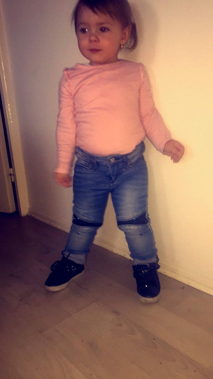 Zya participe au concours pour gagner de l'argent avec cette photo : blue, boy, child, day, eye, footwear, fun, girl, human_hair_color, jeans, joint, leg, outerwear, person, shoulder, sitting, skin, standing, textile, toddler