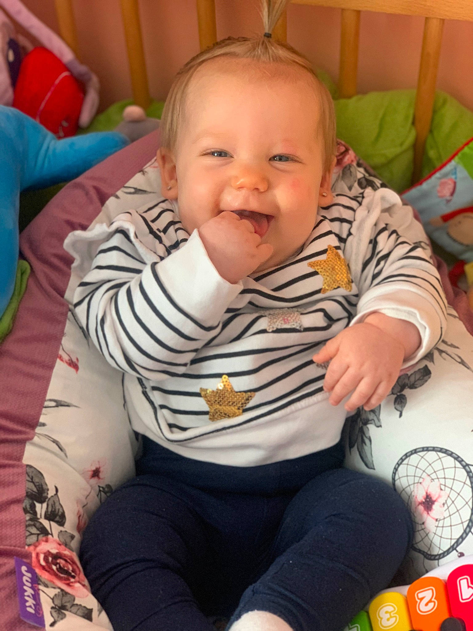 Ilyana a rejoint le concours — aidez-le/la à gagner de superbes lots ! baby, baby_products, baby_toddler_clothing, cheek, child, comfort, finger, fun, happy, iris, joy, mouth, nose, person, sitting, skin, sleeve, smile, thigh, thumb