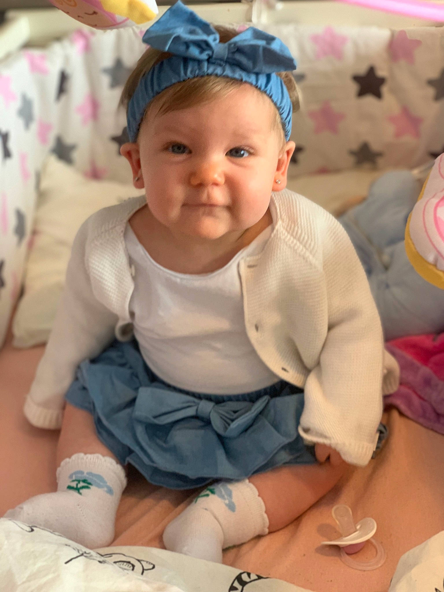 Ilyana a rejoint le concours — aidez-le/la à gagner de superbes lots ! baby, baby_toddler_clothing, cap, cheek, child, dress, eye, face, fun, happy, hat, headband, headgear, iris, pattern, person, pink, skin, sleeve, smile